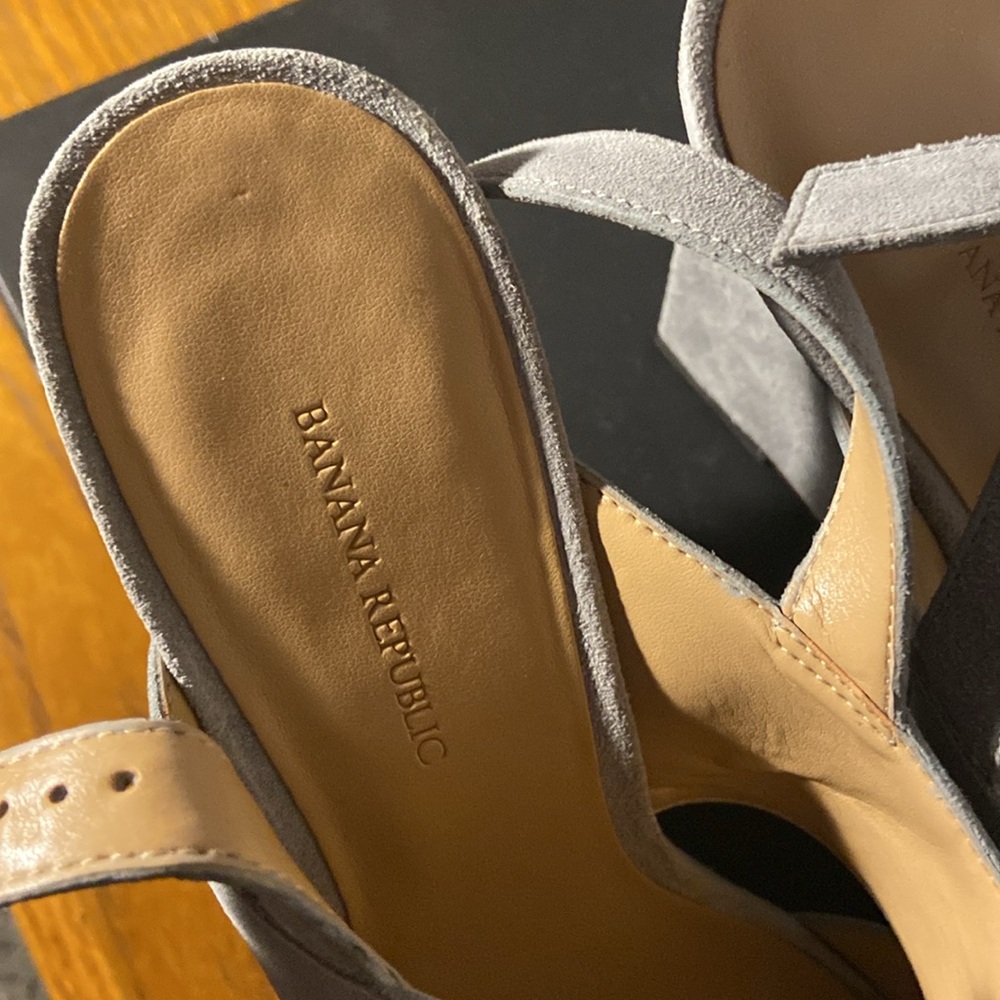 NIB Banana Republic Gray Wedges Size 9 - Picture 5 of 6